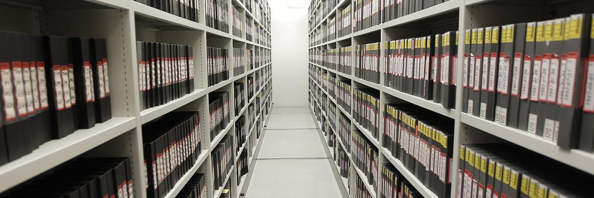 Een foto van een archief van videotapes.